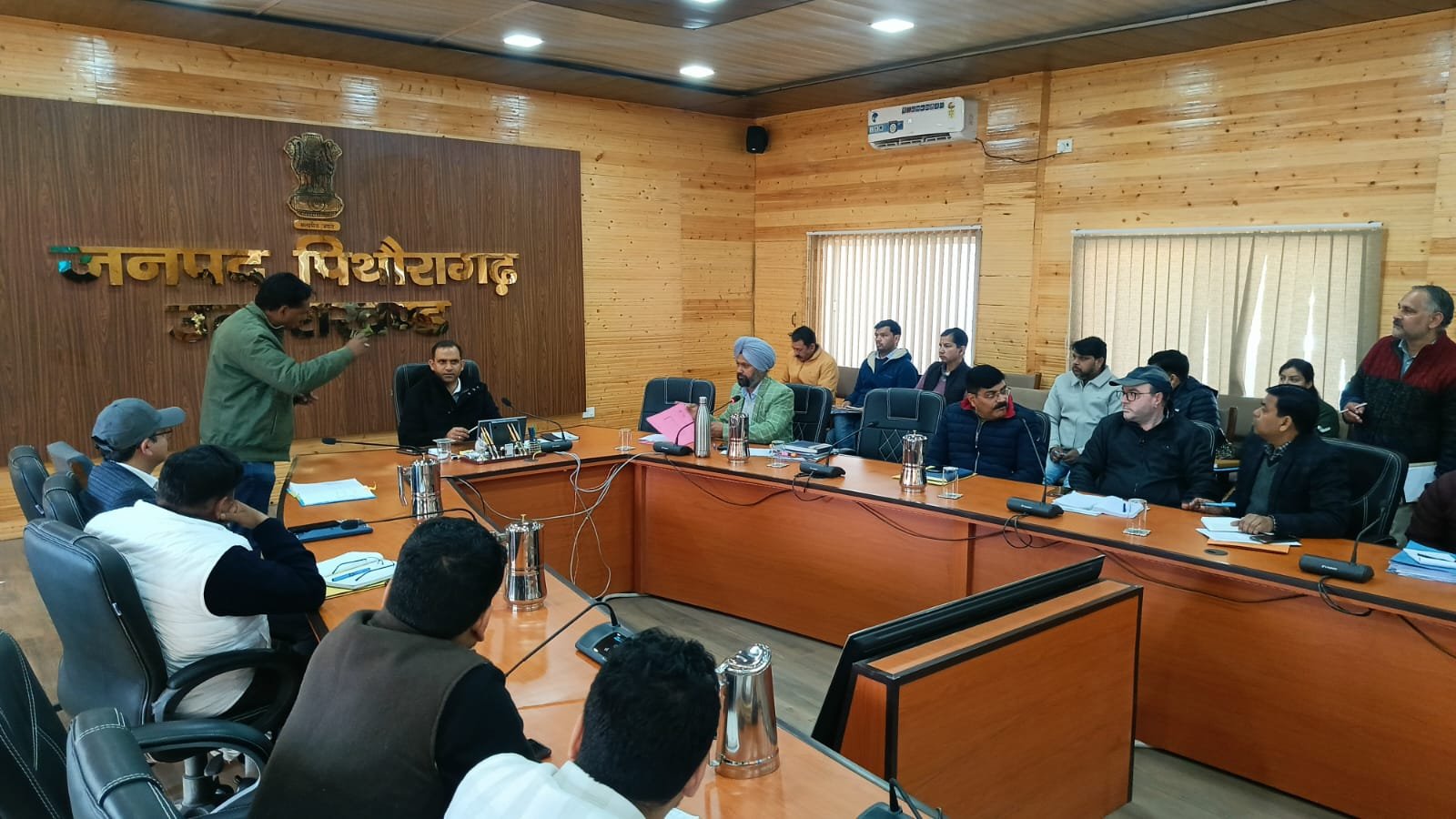 डीएम पिथौरागढ़ ने लगाया जनता दरबार, अफसरों को हर समस्या जल्द से जल्द दूर करने के निर्देश