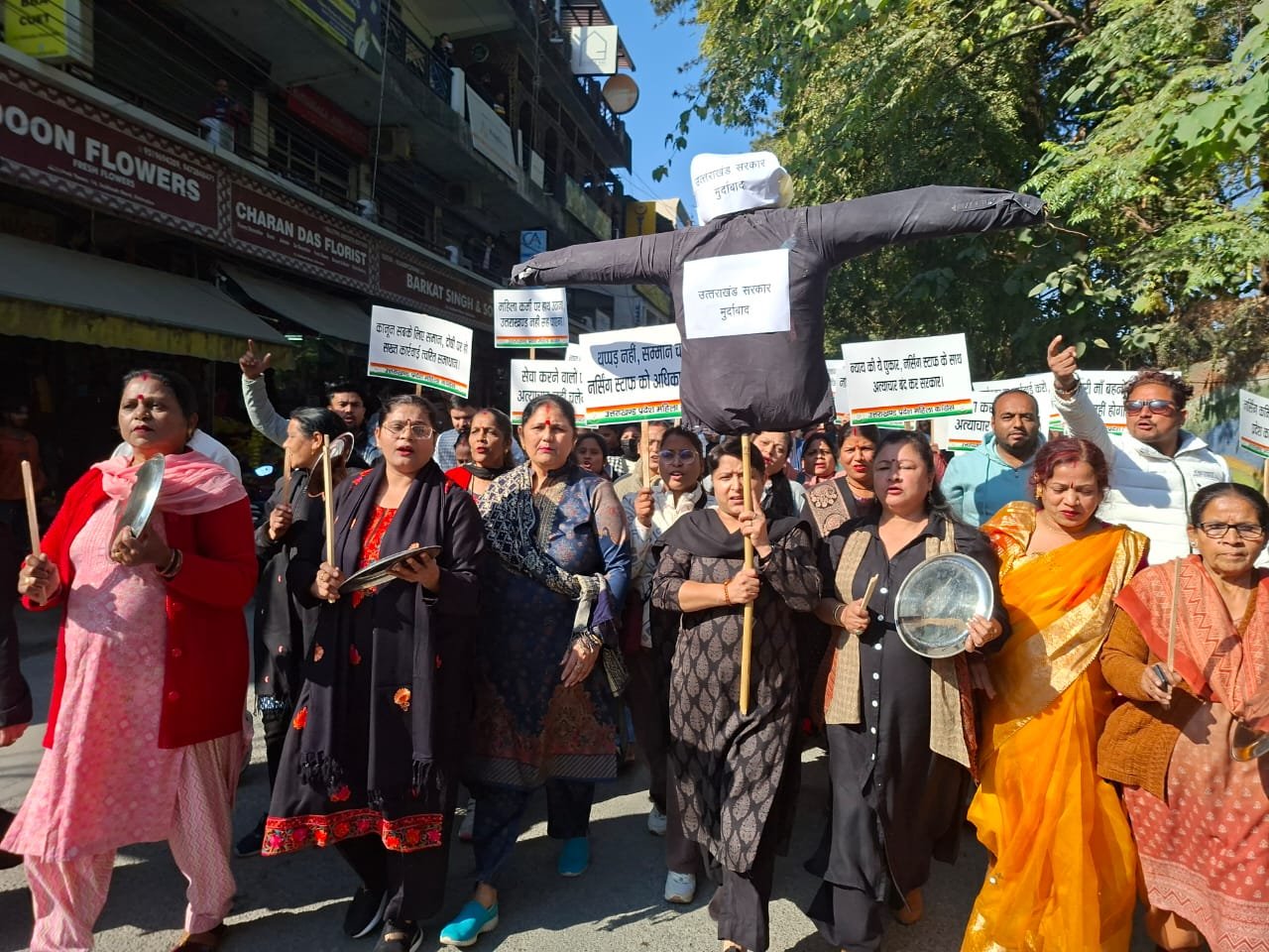 उत्तराखंड महिला कांग्रेस ने किया पुलिस मुख्यालय का घेराव, नर्सिंग बेरोजगार युवती को थप्पड़ मारने को लेकर आक्रोश