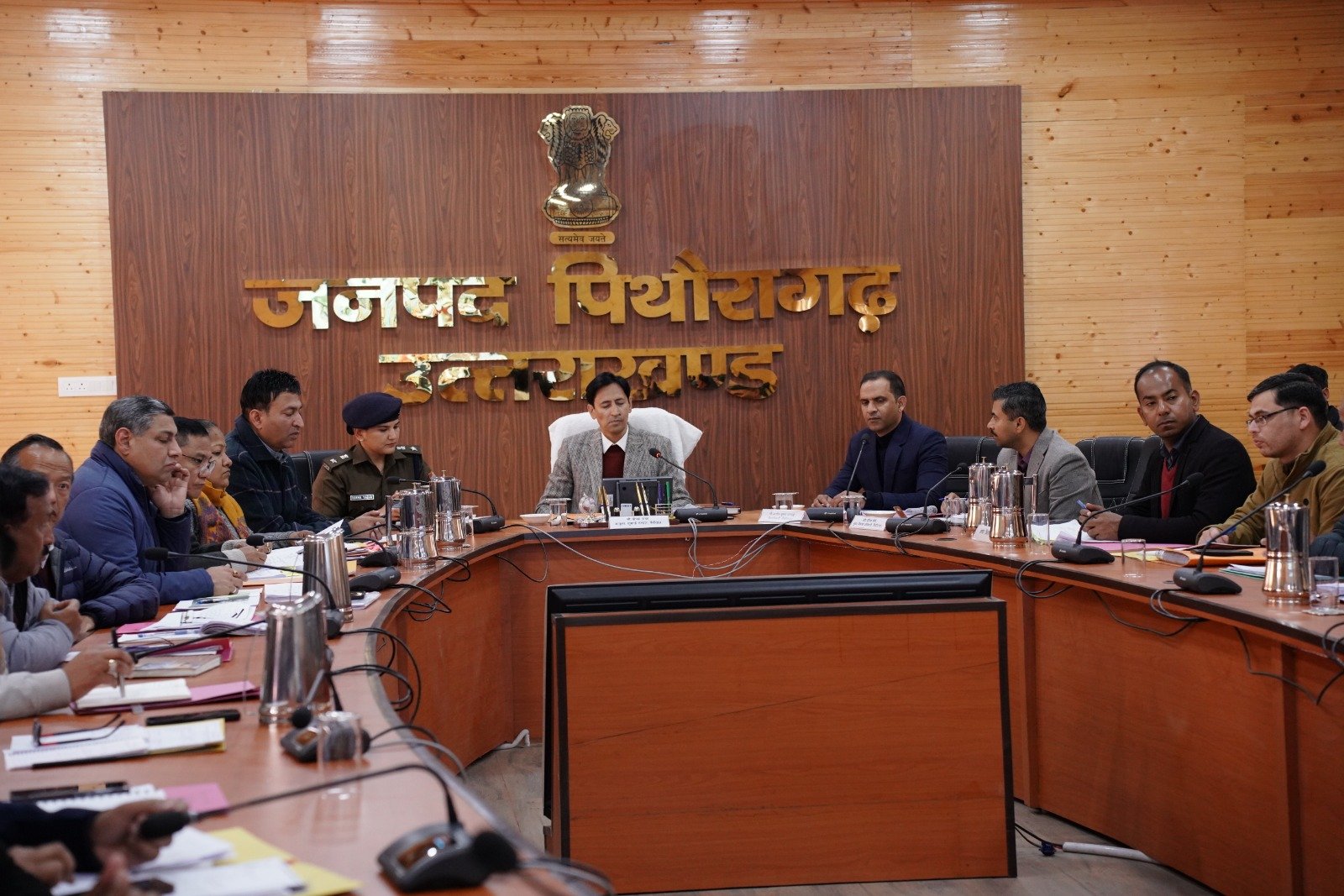 कुमाऊं कमिश्नर दीपक रावत ने पिथौरागढ़ में की समीक्षा बैठक, विकास योजनाओं में तेजी लाने के निर्देश