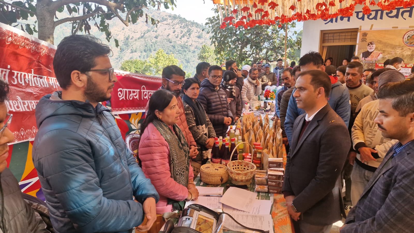 पिथौरागढ़ में जन जन की सरकार जन जन के द्वार कार्यक्रम, डीएम ने अधिकारियों को दिए लोगों तक सरकरी योजनाओं का लाभ पहुंचाने के निर्देश