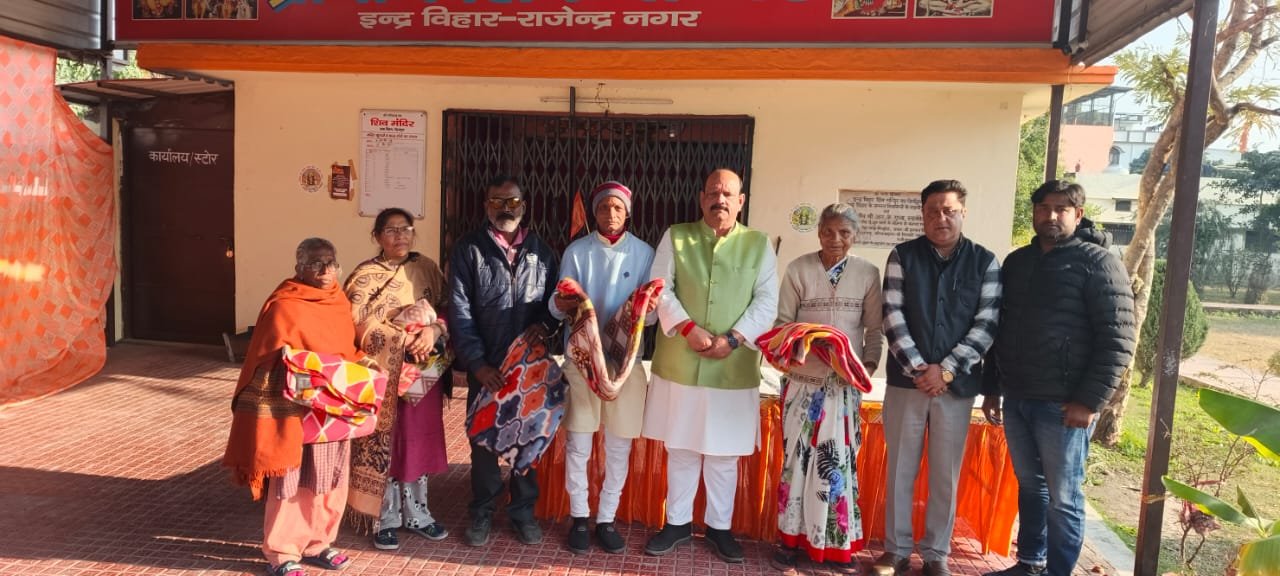 क्रिसमस की पूर्व संध्या पर कांग्रेस नेताओं ने देहरादून में बांटे कंबल