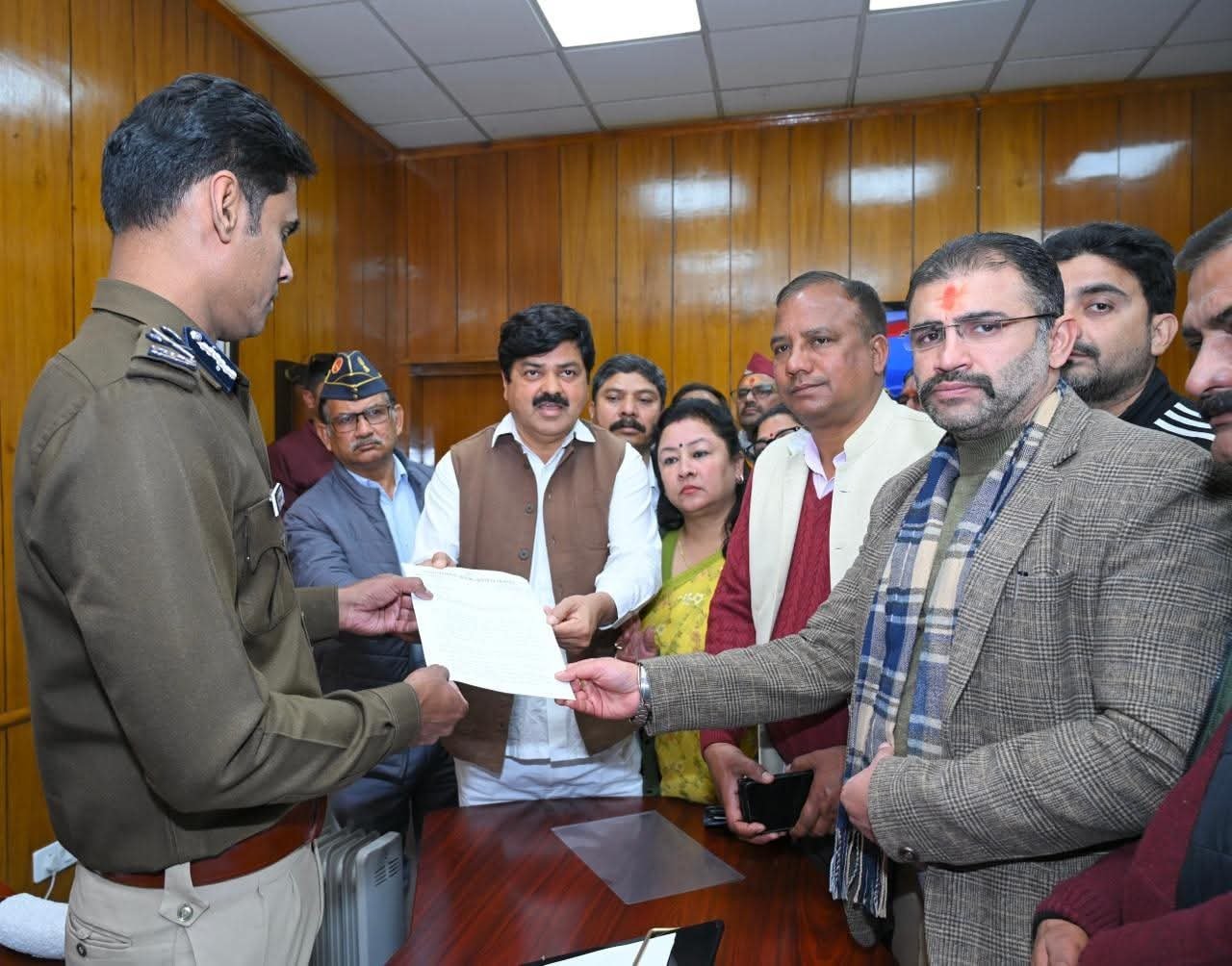 उत्तराखंड कांग्रेस ने एडीजी लॉ एंड ऑर्डर को सौंपा ज्ञापन, मांगा अहम सवालों का जवाब