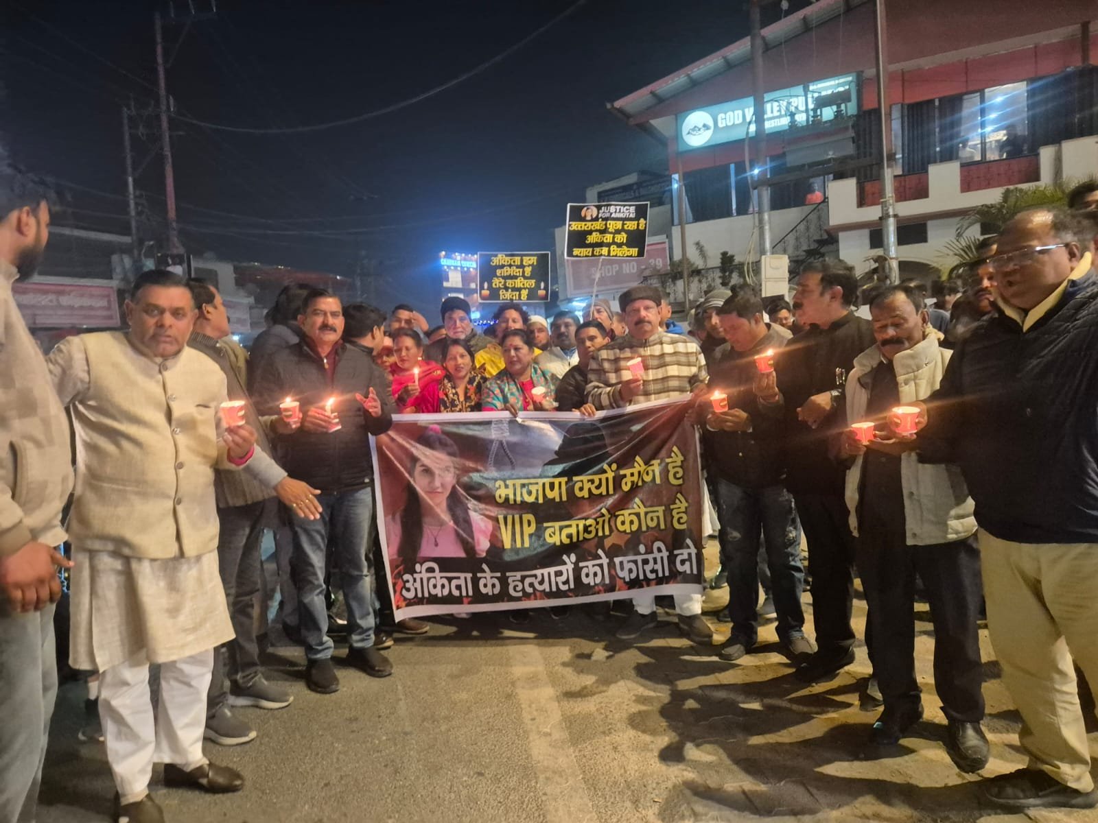 देहरादून में अंकिता भंडारी को इंसाफ दिलाने की मांग, कांग्रेस कार्यकर्ताओं ने निकाल कैंडल मार्च