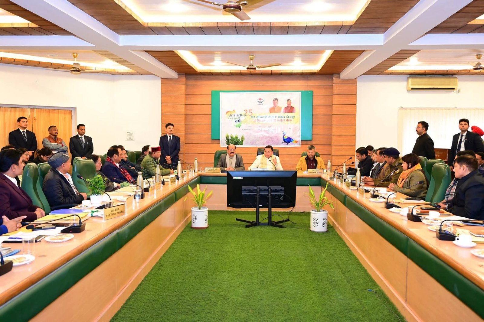 सीएम धामी ने की देहरादून के विकास कार्यों की समीक्षा