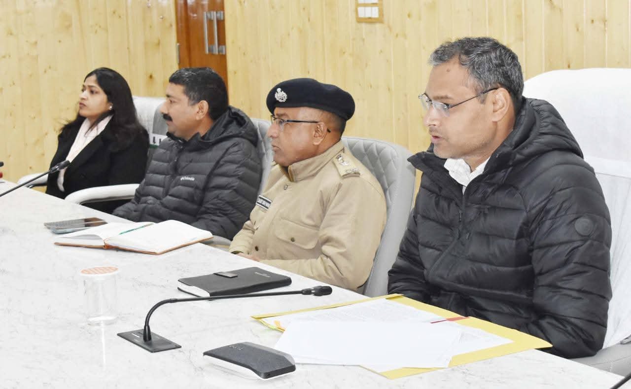 गणतंत्र दिवस की तैयारी को लेकर डीएम चमोली की बैठक