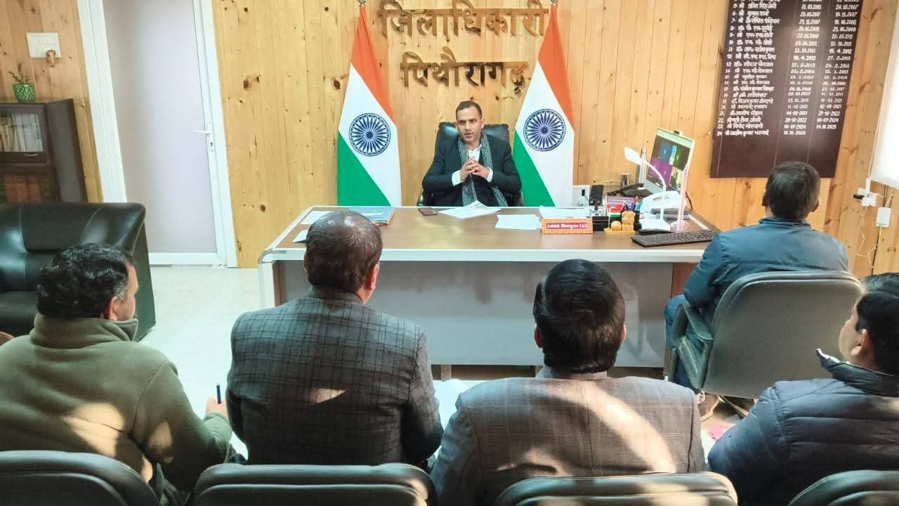 डीएम पिथौरागढ़ ने जल निगम और जल संस्थान के अफसरों की बैठक ली