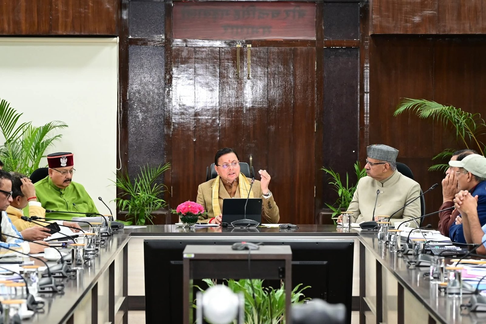 सीएम धामी ने सचिवालय में की समीक्षा बैठक