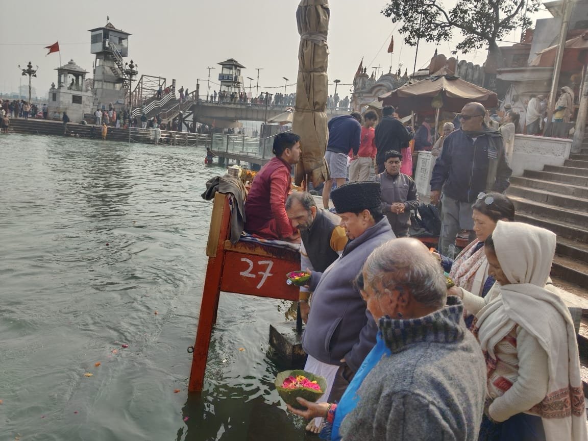 दिवंगत अंकिता भंडारी की याद में कांग्रेस नेता धीरेंद्र प्रताप ने हल्की पैड़ी पर किया दीपदान