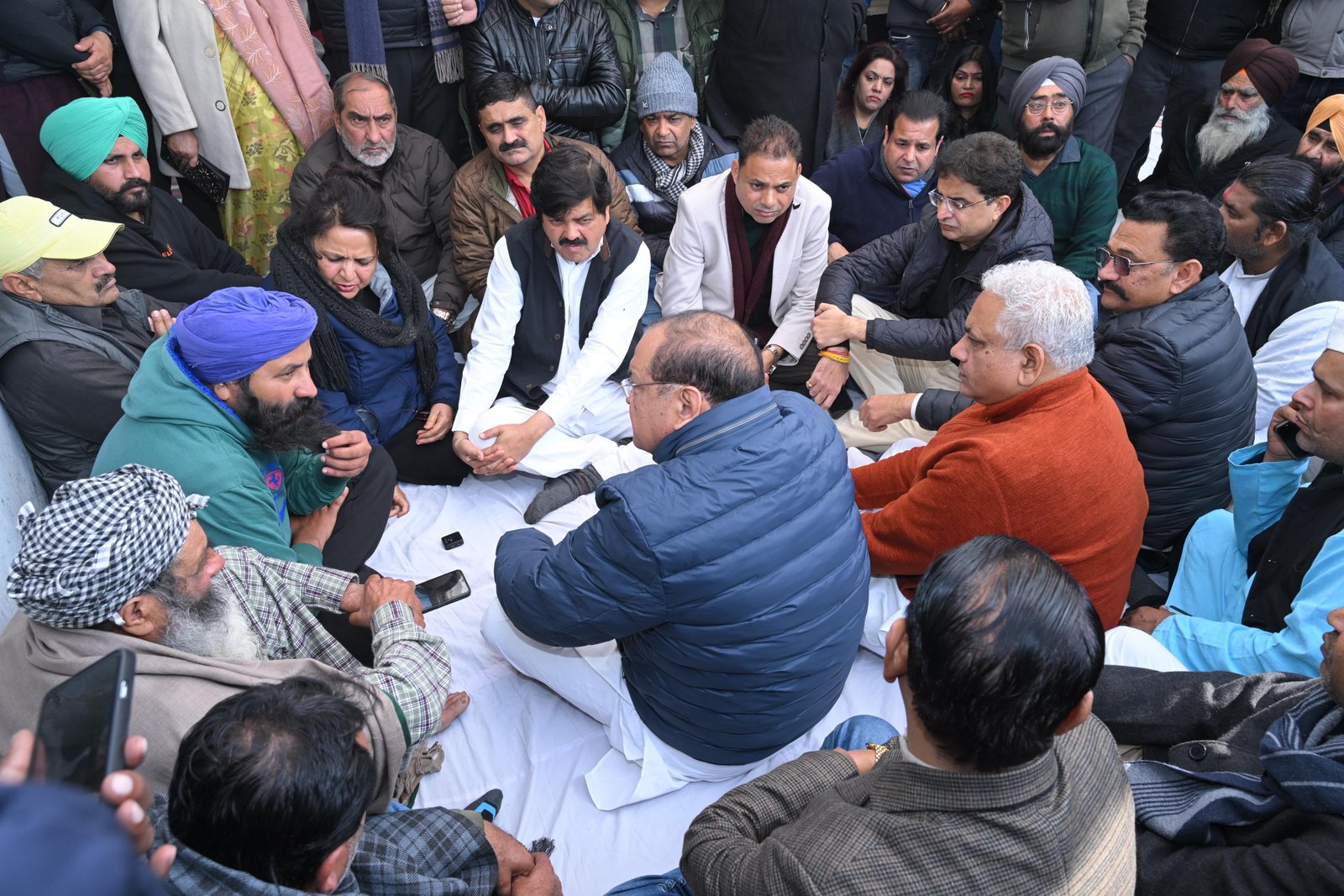 मृतक किसान सुखवंत सिंह के परिजनों से मिले कांग्रेस नेता, गणेश गोदियाल ने आरोपी अफसरों को बर्खास्त करने की उठाई मांग