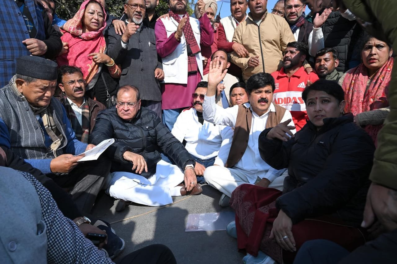 कांग्रेस ने घेरा पुलिस मुख्यालय, किसान सुखवंत सिंह केस की सीबीआई जांच और ऊधमसिंहनगर नगर के SSP को तत्काल हटाने की मांग