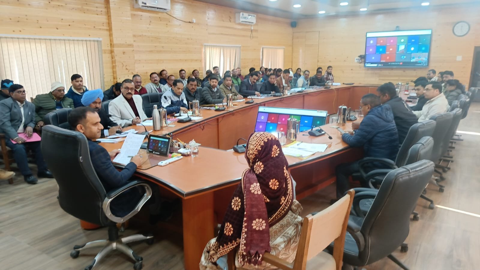 डीएम पिथौरागढ़ का जनता दरबार, लोगों की उमड़ी भीड़, पेयजल और सड़क को लेकर की शिकायतें