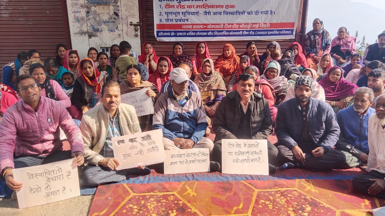 स्थाई टिन शेड की मांग कर रहे टिहरी बांध विस्थापितों के आंदोलन को कांग्रेस नेता शांति प्रसाद भट्ट ने दिया समर्थन