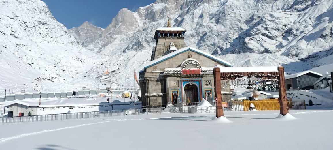 बर्फबारी के बाद केदारनाथ धाम का भव्य नजारा, सुरक्षा में डटे आईटीबीपी के जवान