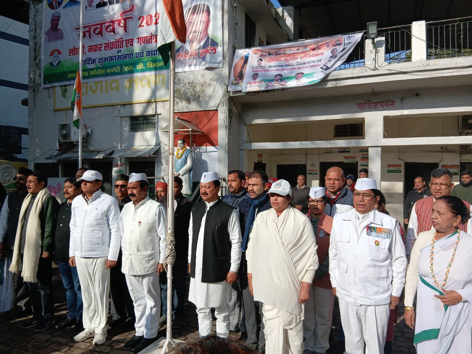 देहरादून में कांग्रेस मुख्यालय में करन माहरा ने फहराया तिरंगा