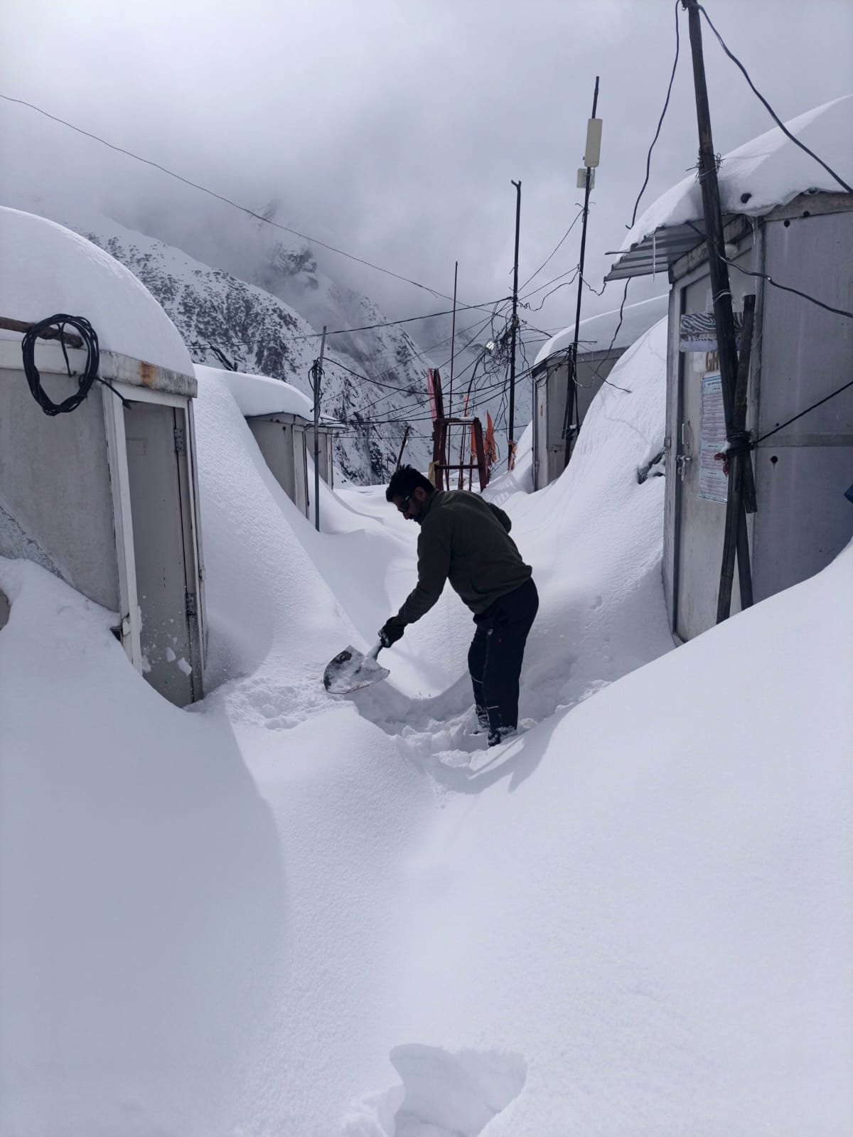 कर्तव्य और सेवा का संगम: केदारनाथ धाम में भारी बर्फबारी के बीच पुलिस और ITBP के जवानों ने संभाला मोर्चा