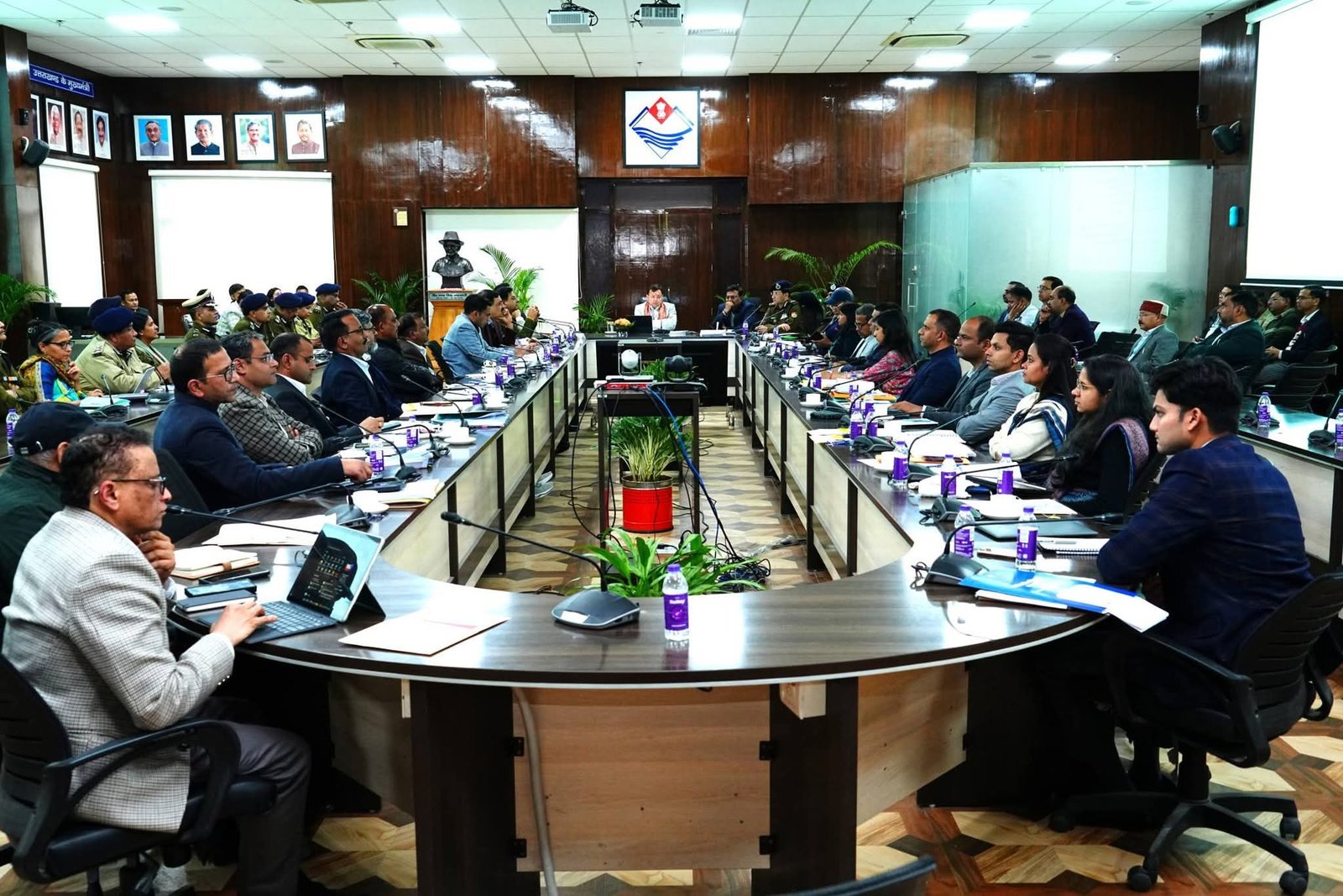 बिगड़ती कानून व्यवस्था पर भड़के सीएम धामी, पुलिस को दिए वर्क कल्चर सुधारने के निर्देश