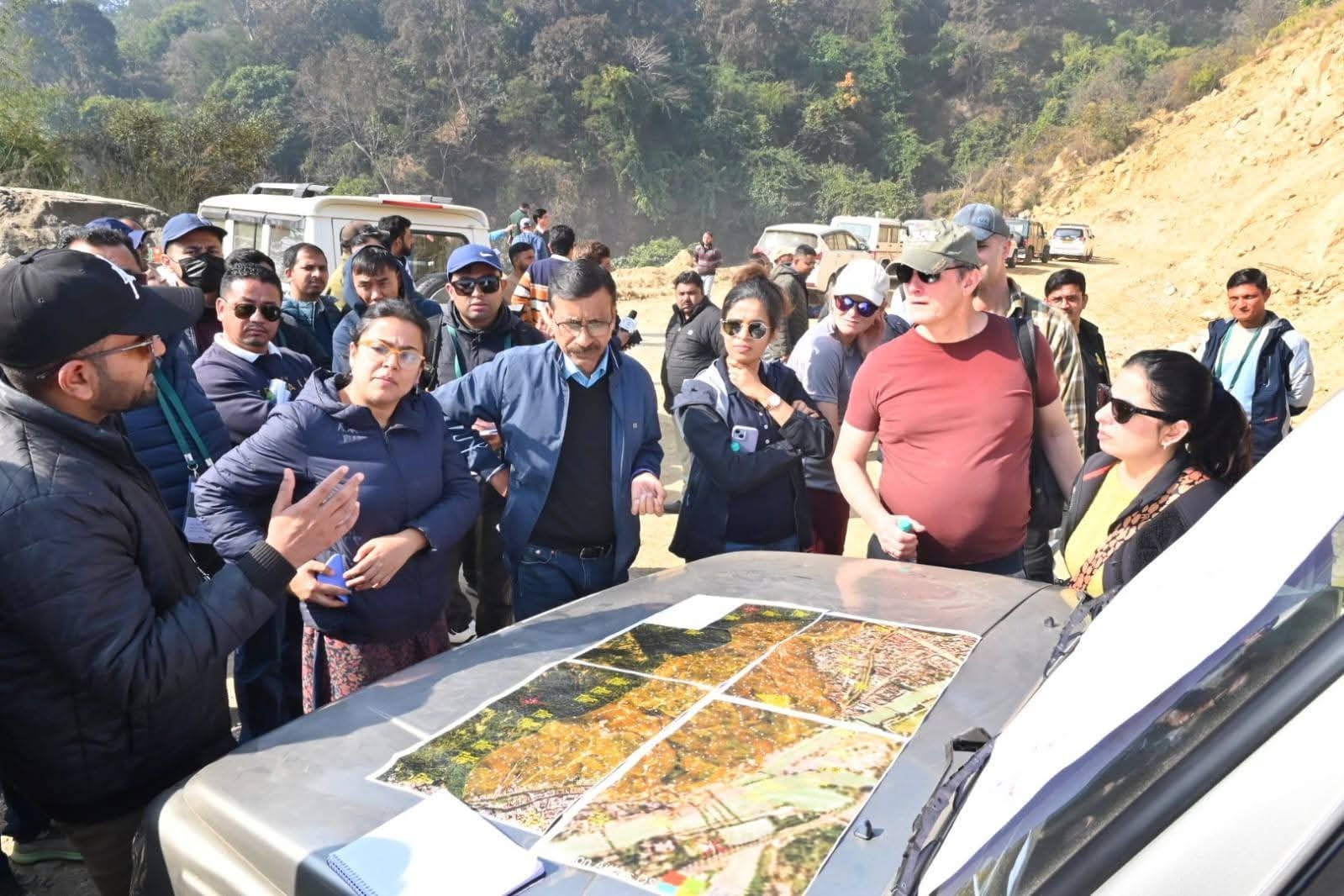 भूस्खलन न्यूनीकरण को लेकर फील्ड विजिट में मनसा देवी की पहाड़ियों का निरीक्षण