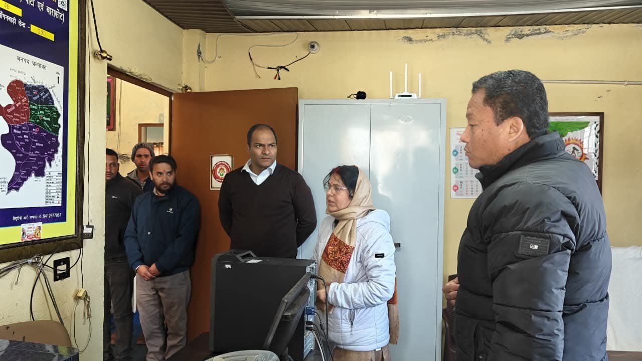 डीएम चंपावत का औचक निरीक्षण, मचा हड़कंप