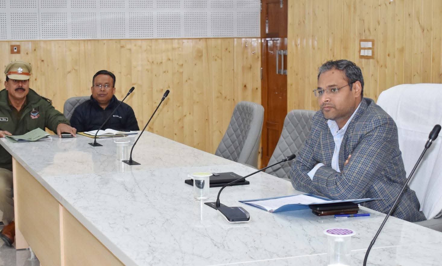 गैरसैंण में प्रस्तावित विधानसभा के बजट सत्र की तैयारी को लेकर चमोली प्रशासन की समीक्षा बैठक