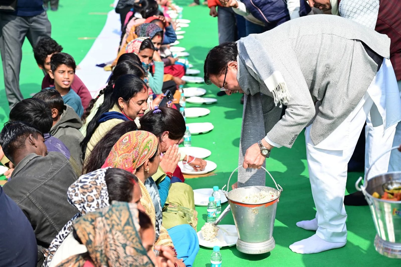 टनकपुर में खिचड़ी भोज कार्यक्रम, सीएम धामी ने खुद भी बांटा प्रसाद
