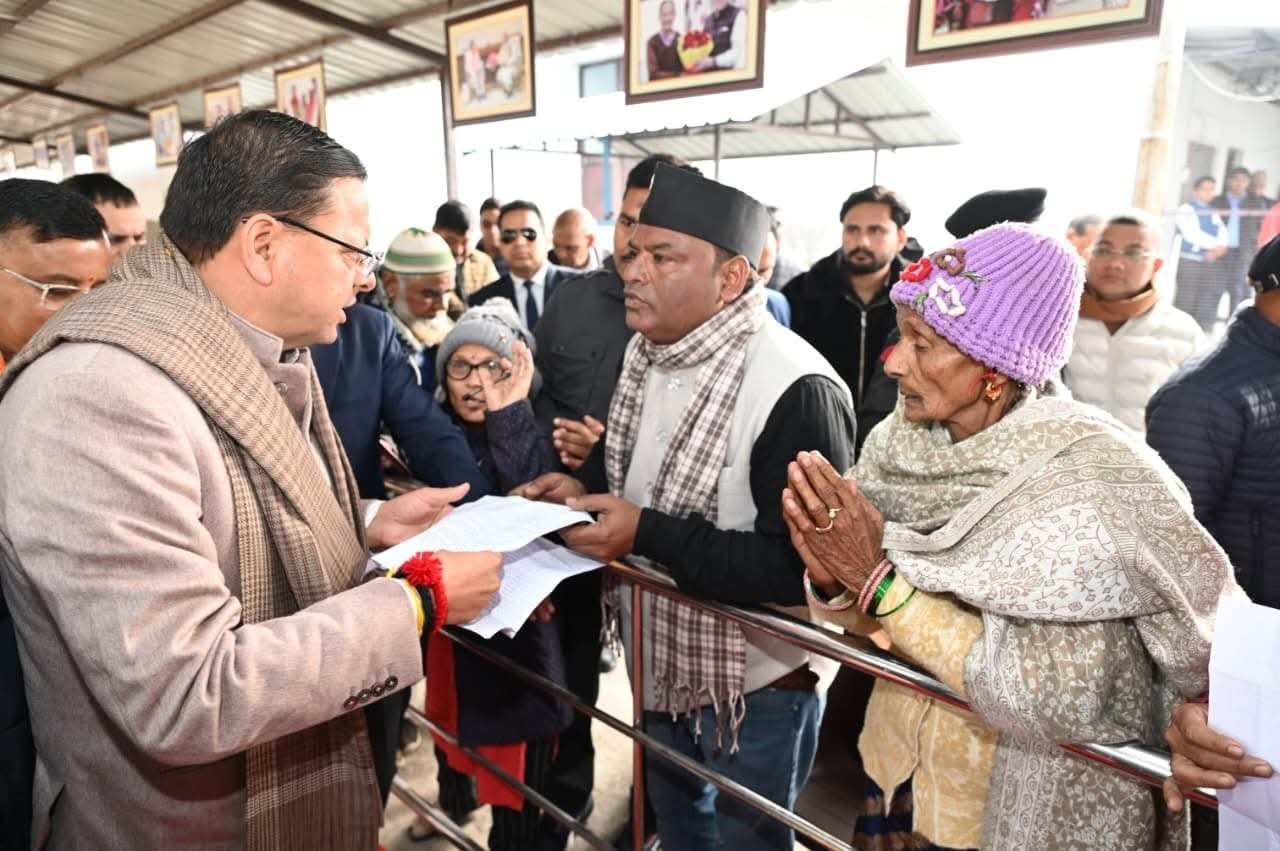 सीएम धामी ने खटीमा कैंप कार्यालय में सुनीं लोगों की समस्याएं