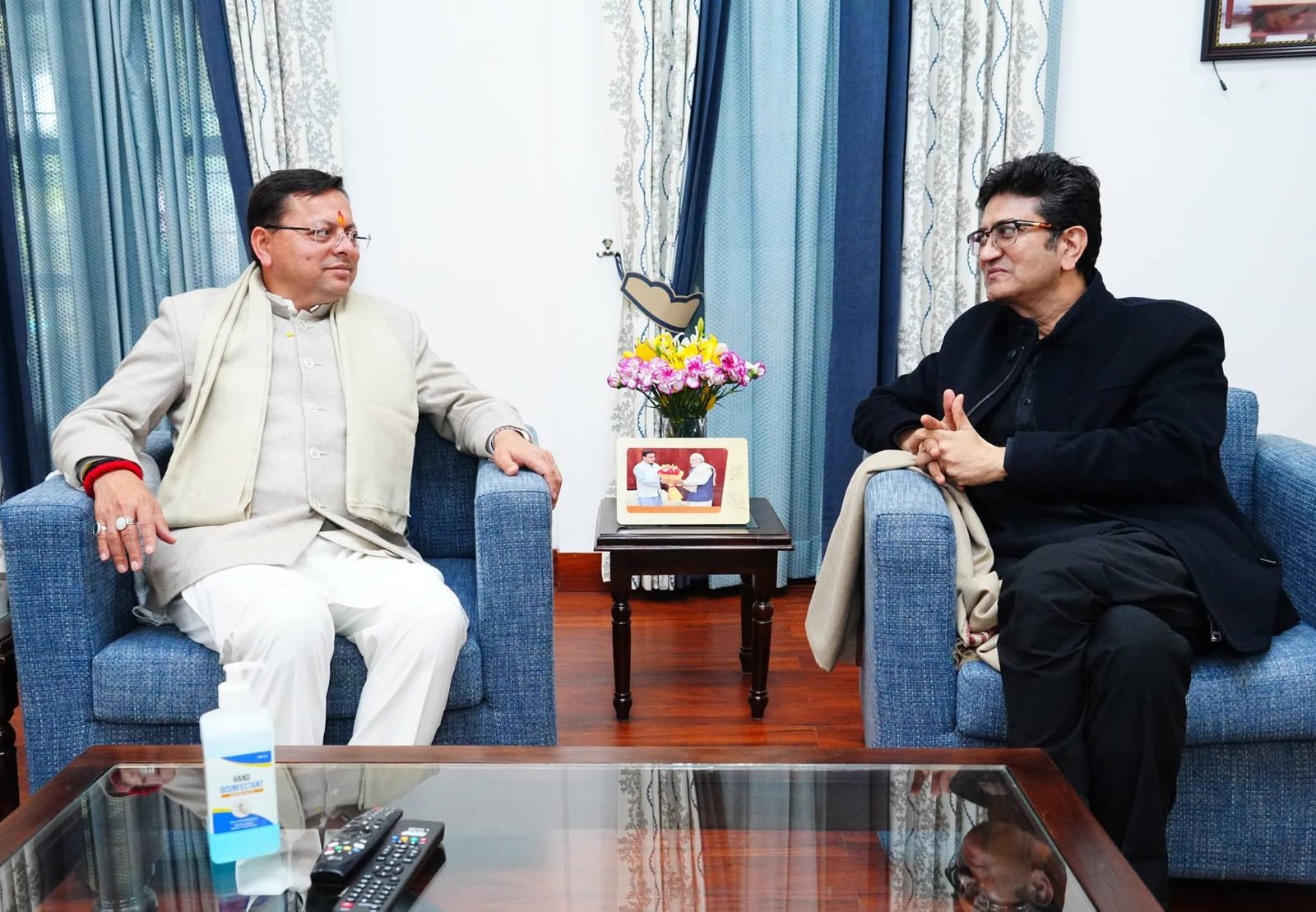 प्रसून जोशी की सीएम धामी से मुलाकात