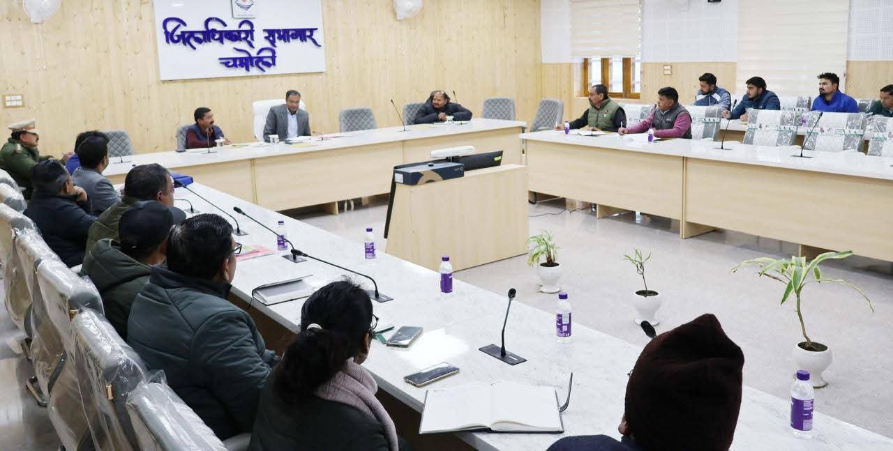 चमोली में बसंतोत्सव की तैयारी को लेकर डीएम ने की समीक्षा बैठक