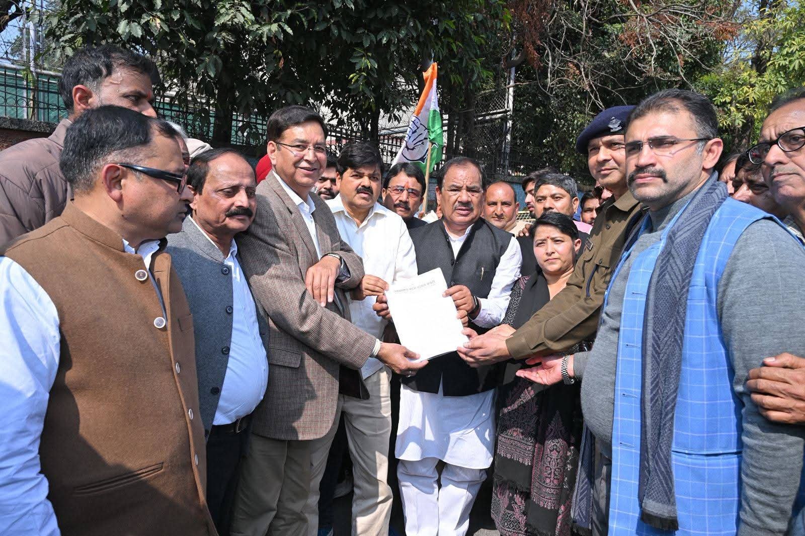 कानून व्यवस्था के मुद्दे पर कांग्रेस ने किया पुलिस हेडक्वार्टर का घेराव, धामी सरकार पर लगाए माफिया राज को संरक्षण देने के आरोप