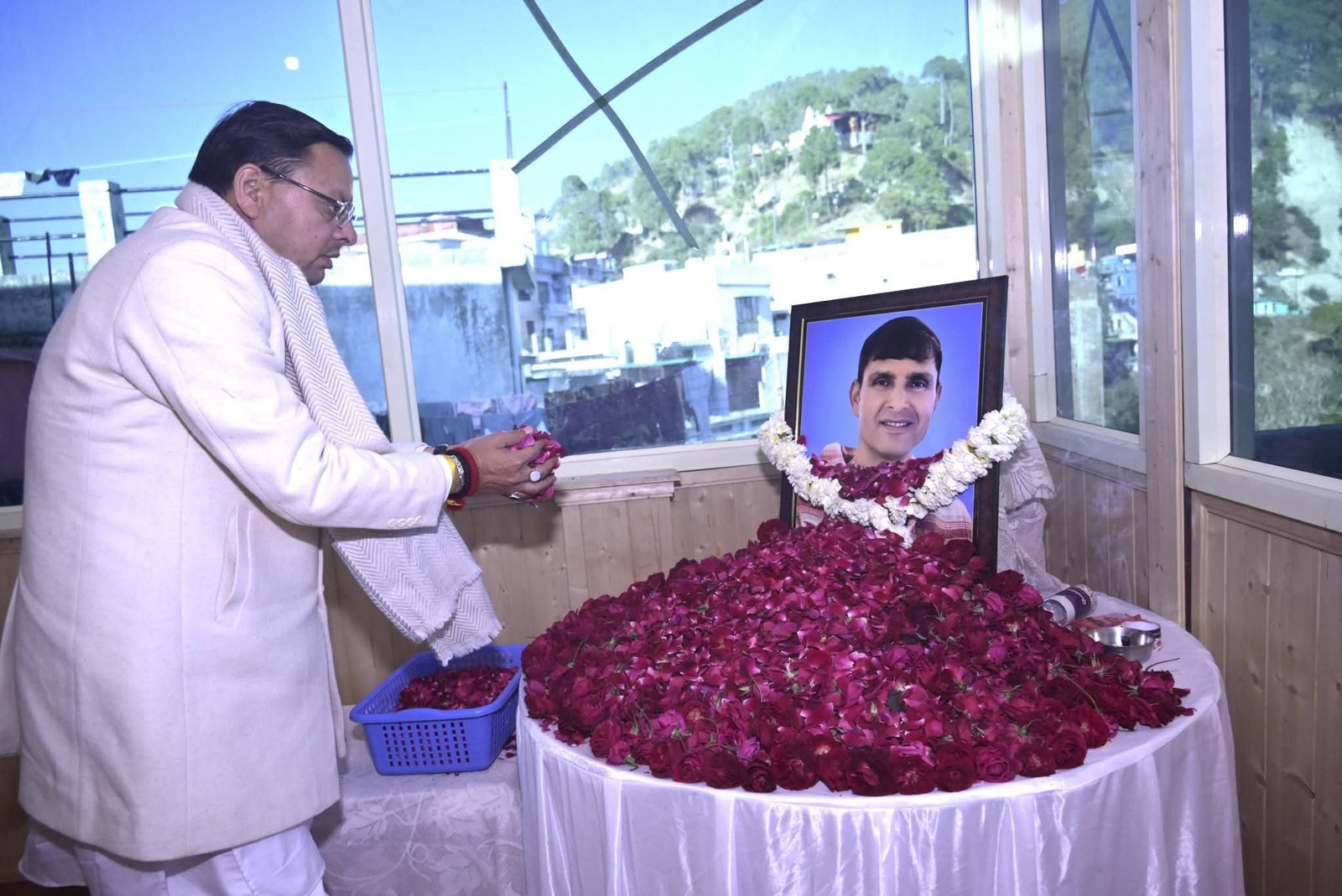 सीएम धामी ने विधायक प्रमोद नैनवाल के भाई सतीश नैनवाल को दी श्रद्धांजलि