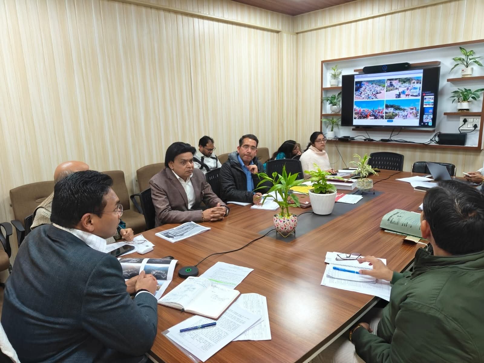 सचिव आवास ने की विभिन्न योजनाओं की समीक्षा