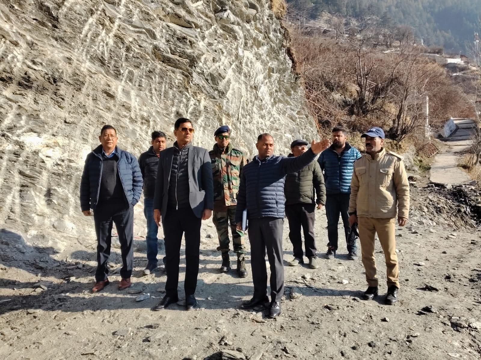 सचिव पीडब्ल्यूडी ने उत्तरकाशी में गंगोत्री यमुनोत्री रूट का जायजा लिया