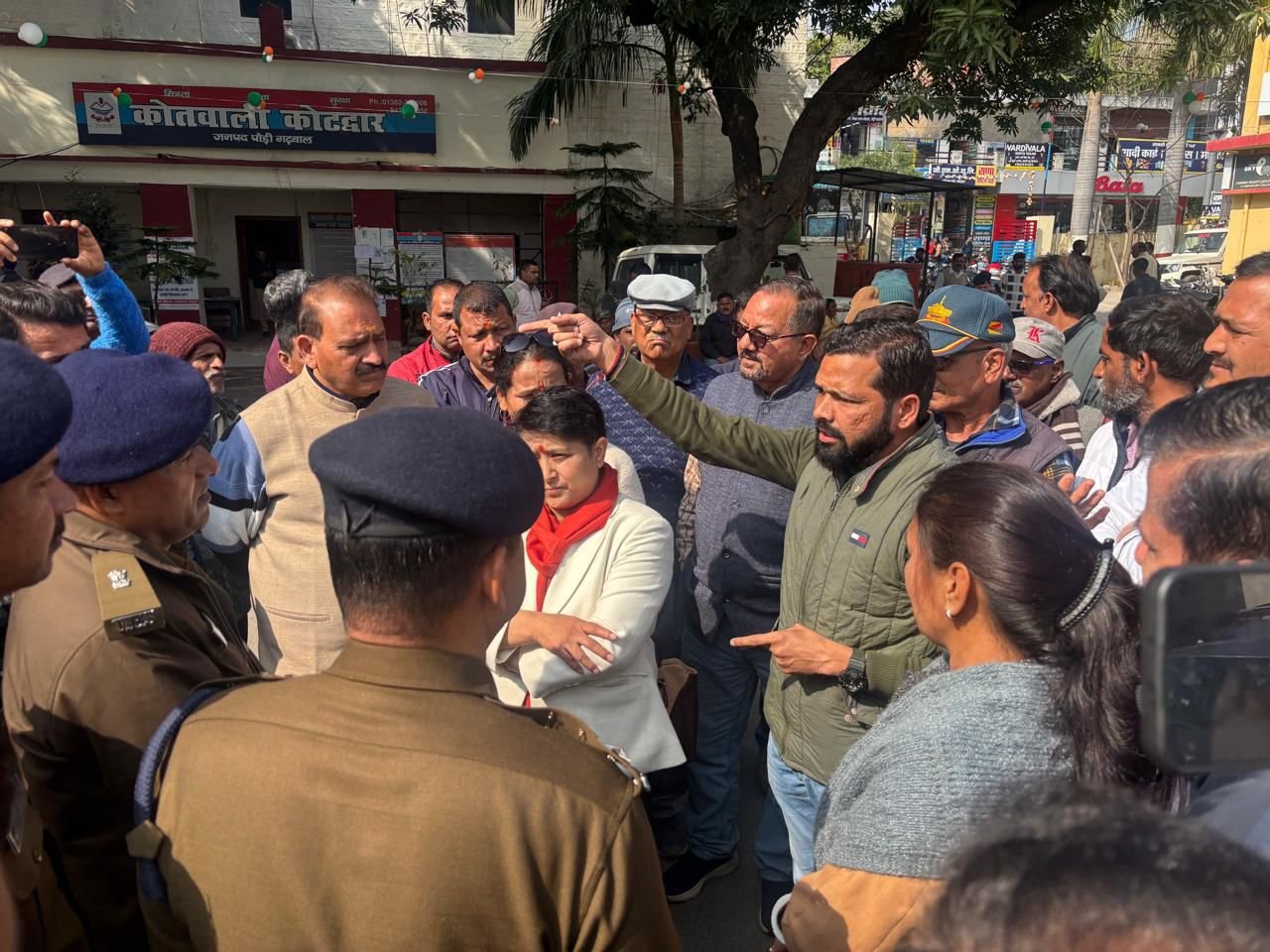 कोटद्वार कांग्रेस की ASP से मुलाकात, कानून व्यवस्था बनाए रखने को लेकर बात, विकास नेगी ने दीपक कुमार की सुरक्षा का उठाया मुद्दा