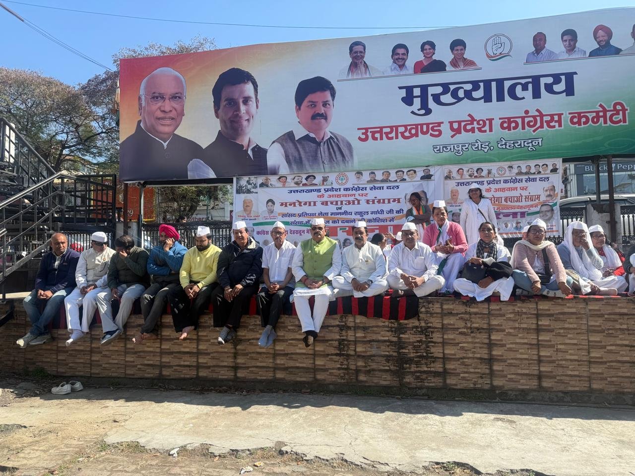 केंद्र सरकार के खिलाफ कांग्रेस ने खोला मोर्चा, कई मुद्दों पर घेरा