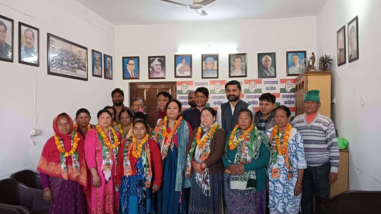 डोईवाला में बीजेपी की महिला नेताओं ने थामा कांग्रेस का दामन