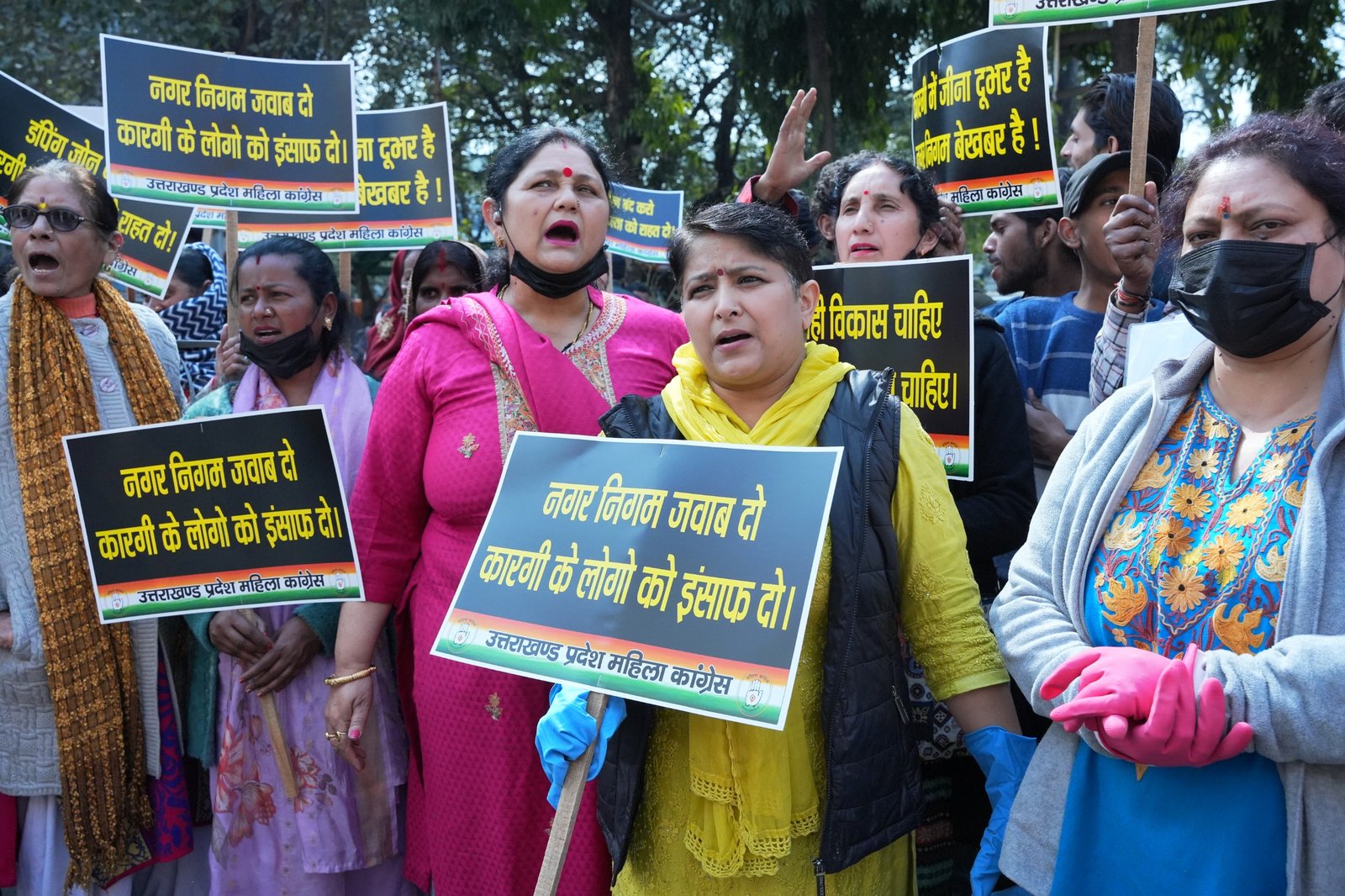 महिला कांग्रेस ने घेरा देहरादून नगर निगम, कारगी डंपिंग यार्ड शिफ्ट करने की मांग