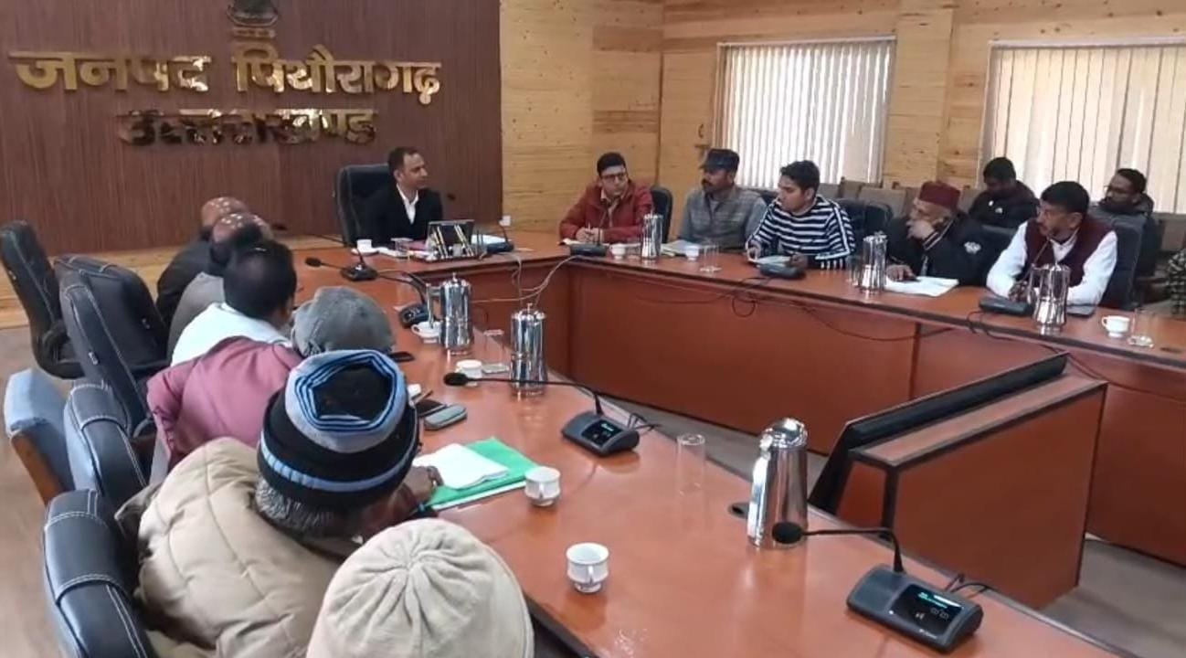 मानसखंड मंदिर माला के विकास को लेकर डीएम पिथौरागढ़ ने की समीक्षा बैठक
