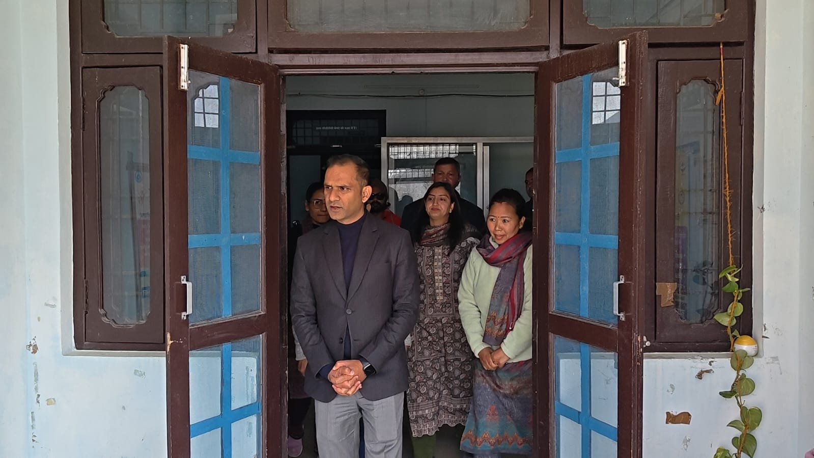 डीएम पिथौरागढ़ का औचक निरीक्षण, समस्याओं का टाइम साउंड समाधान करने का दिया निर्देश