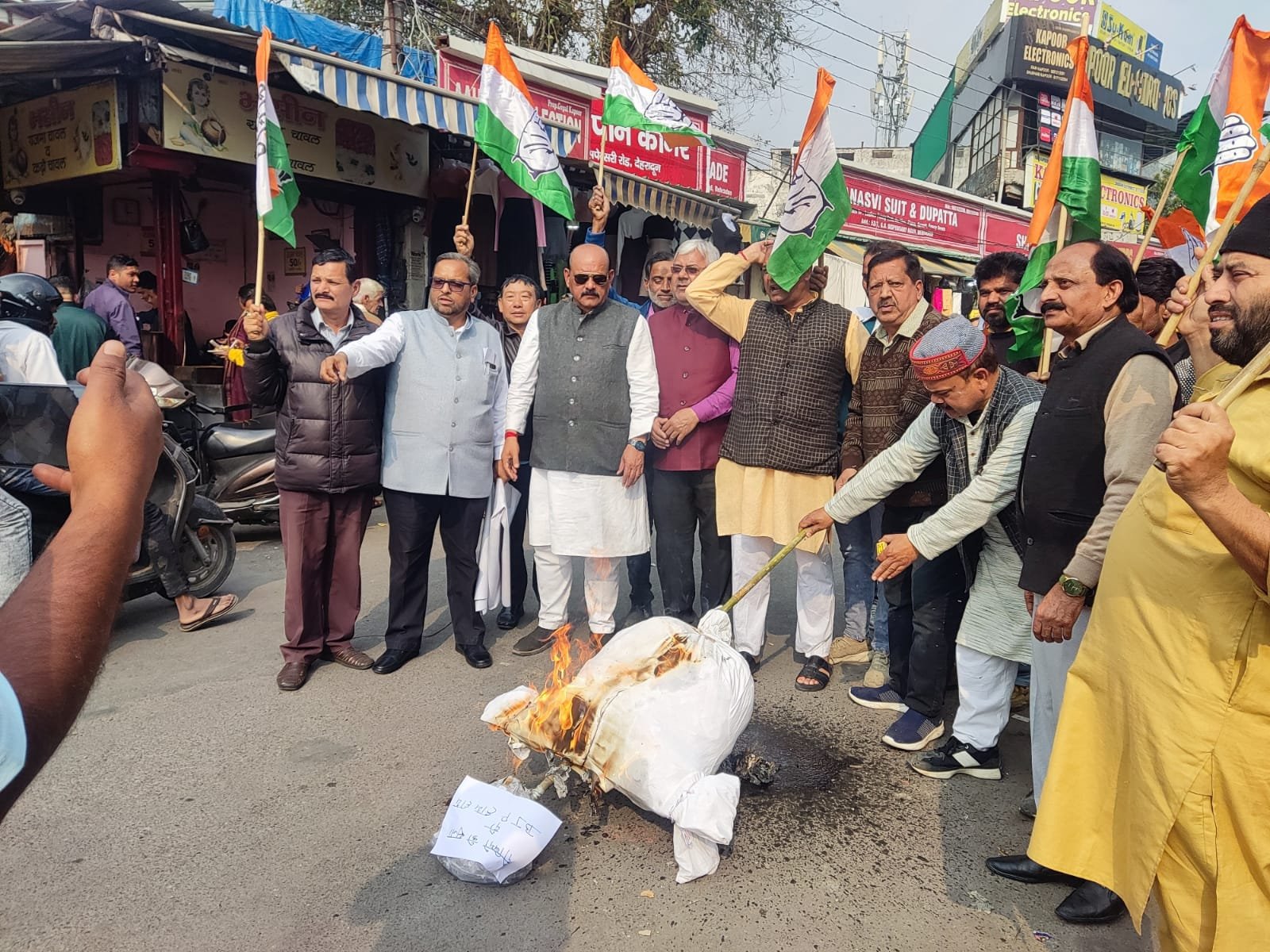 देहरादून में कांग्रेस ने फूंका धामी सरकार का पुतला, सरकारी कर्मचारियों पर हुए हमलों को लेकर जताई नाराज़गी