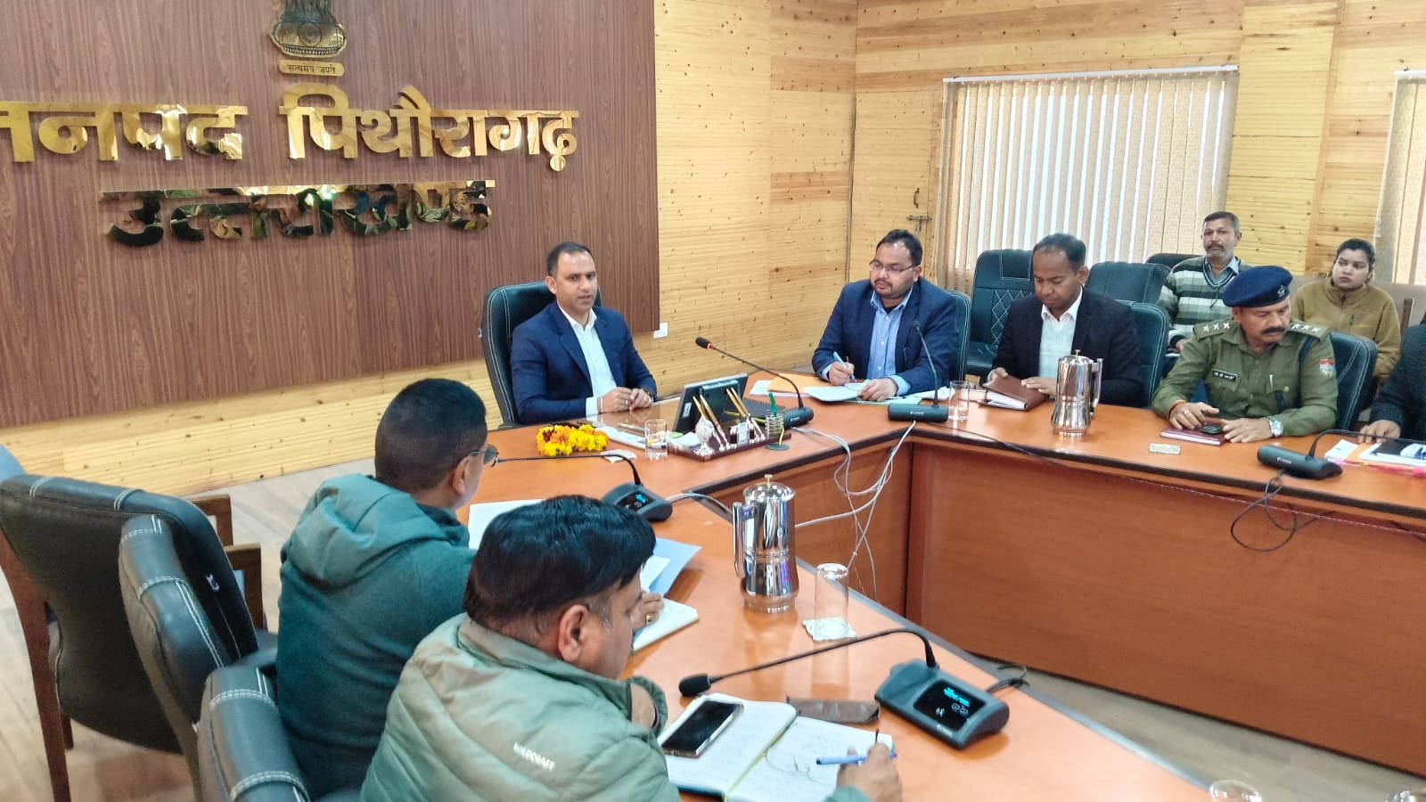 पिथौरागढ़ में डीएम ने सुनीं जनता की समस्याएं, विभागीय अधिकारियों को समाधान के निर्देश