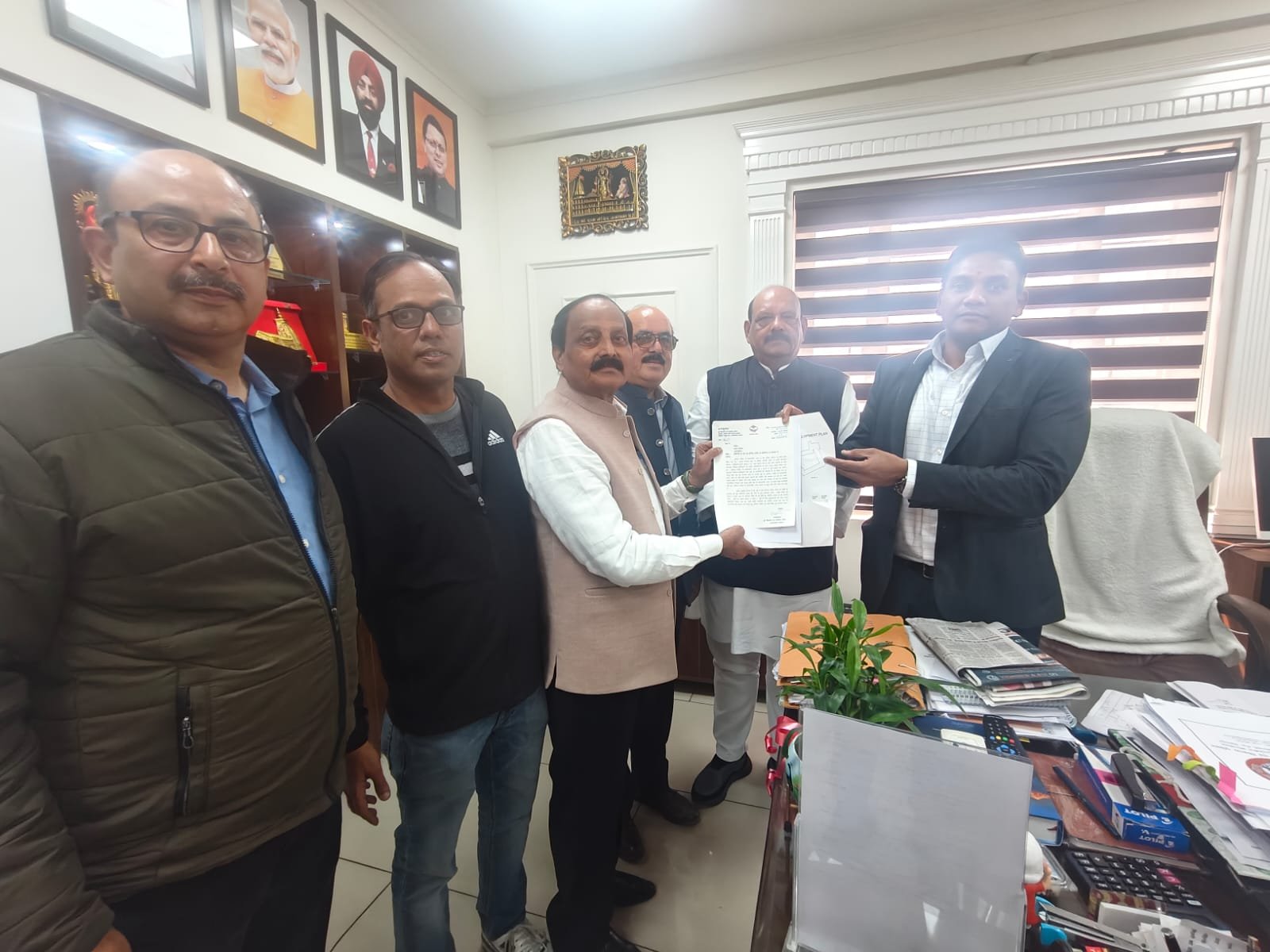 शहरी विकास सचिव आर राजेश कुमार से मिला कांग्रेस का प्रतिनिधिमंडल, देहरादून में इंदिरा मार्केट के रिडेवलपमेंट प्लान पर तेजी से काम करने की मांग