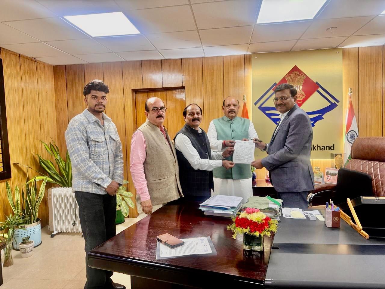 मलिन बस्तियों के मालिकाना हक की मांग को लेकर कांग्रेस की मुख्य सचिव से मुलाकात