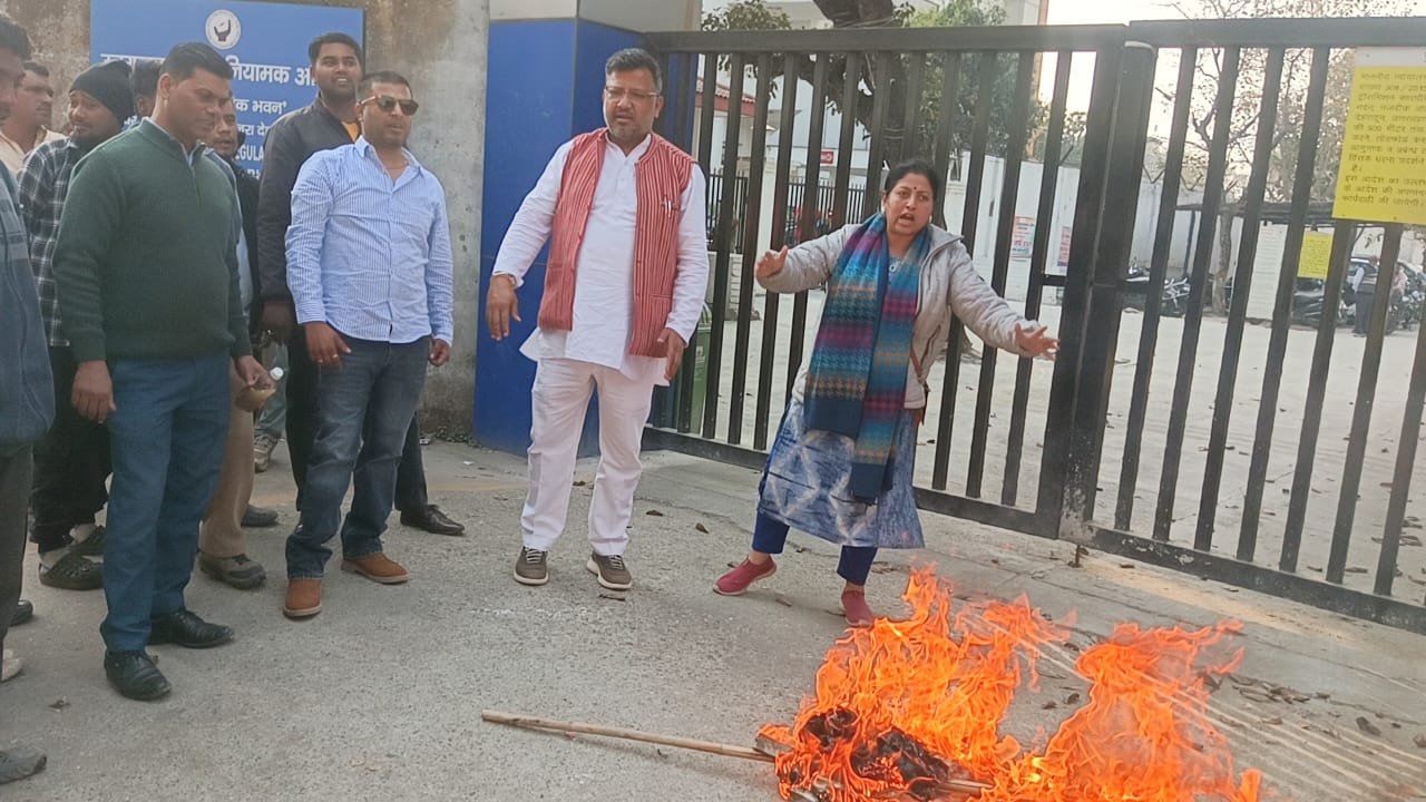 पिटकुल एमडी मामले में सरकार की मनमानी पर सवाल, जन प्रहार ने फूंका सीएम धामी का पुतला