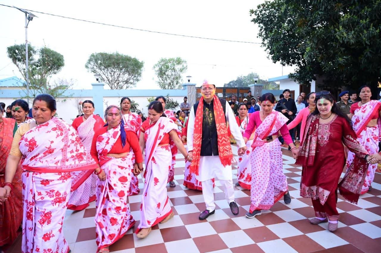 खटीमा में सीएम धामी के आवास पर होली मिलन समारोह