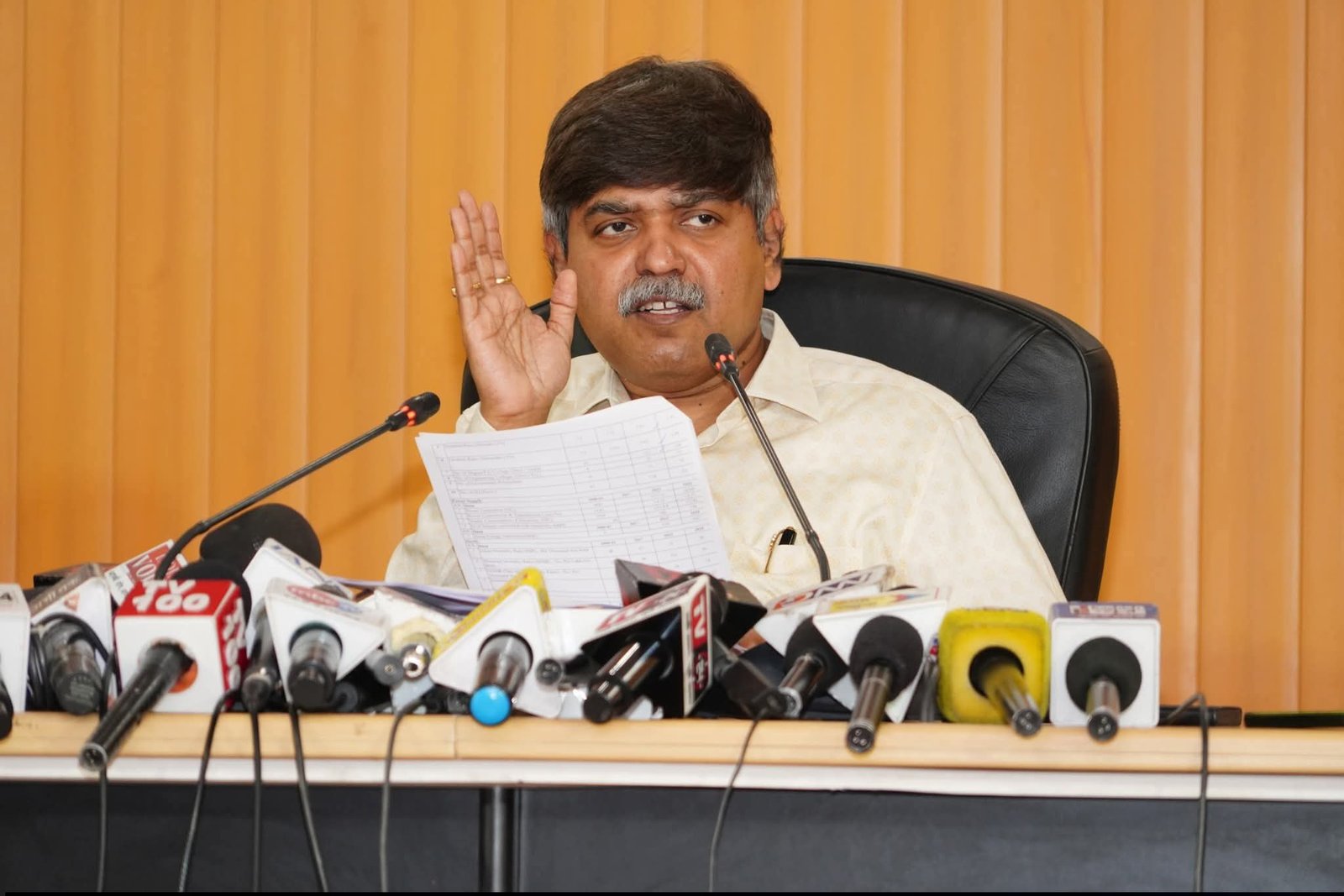 आर मीनाक्षी सुंदरम ने आर्थिक सर्वेक्षण की जानकारी दी