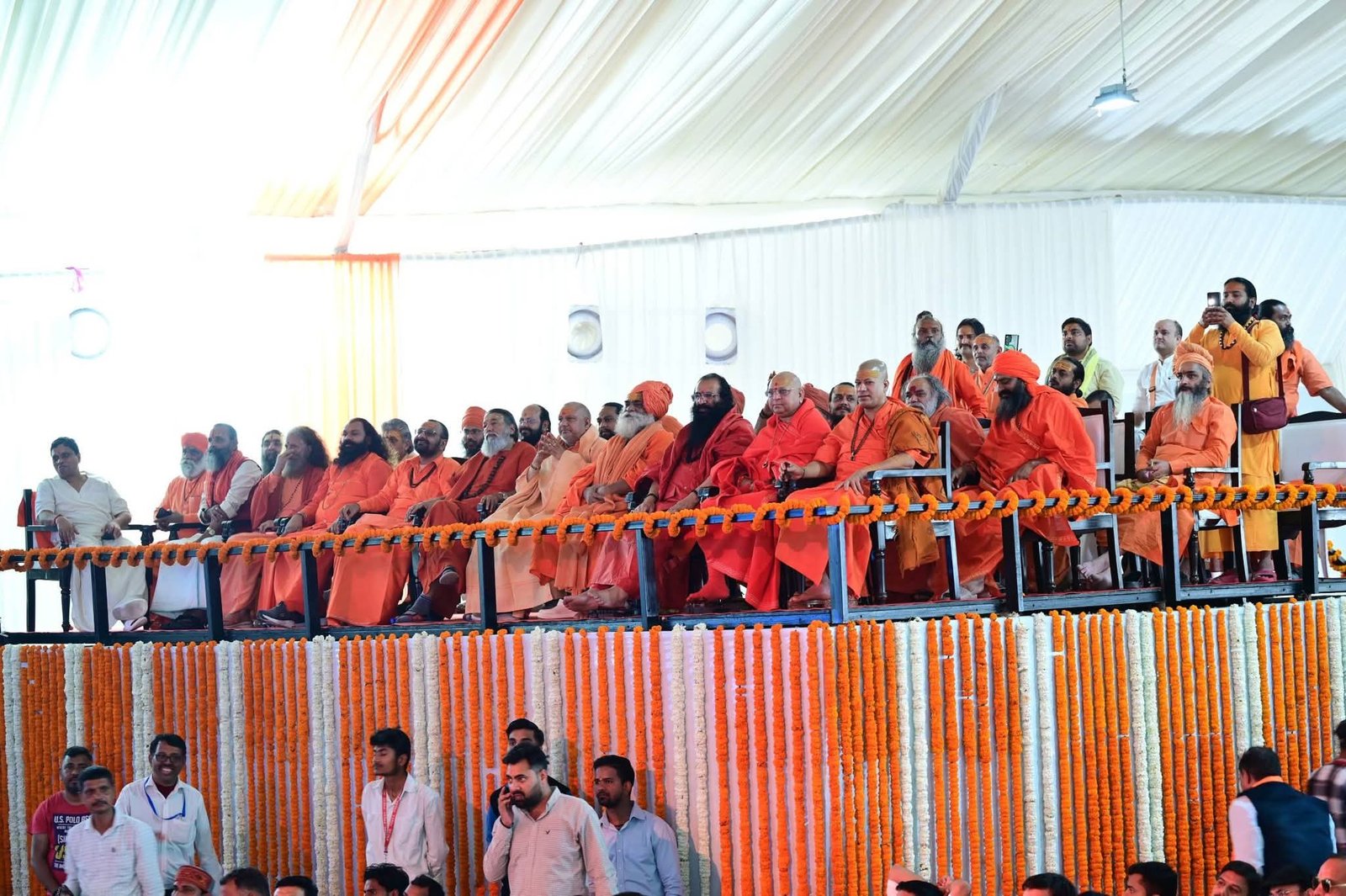 बीजेपी की रैली में संतों का जमावड़ा