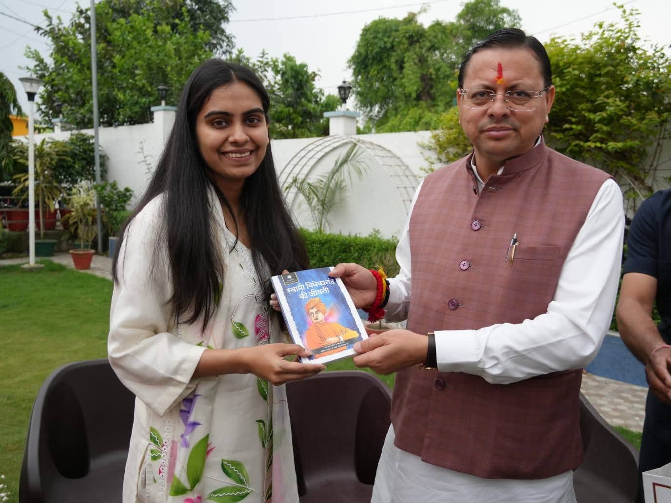 UPSC क्रैक करने वाली छात्राओं से मिले सीएम धामी