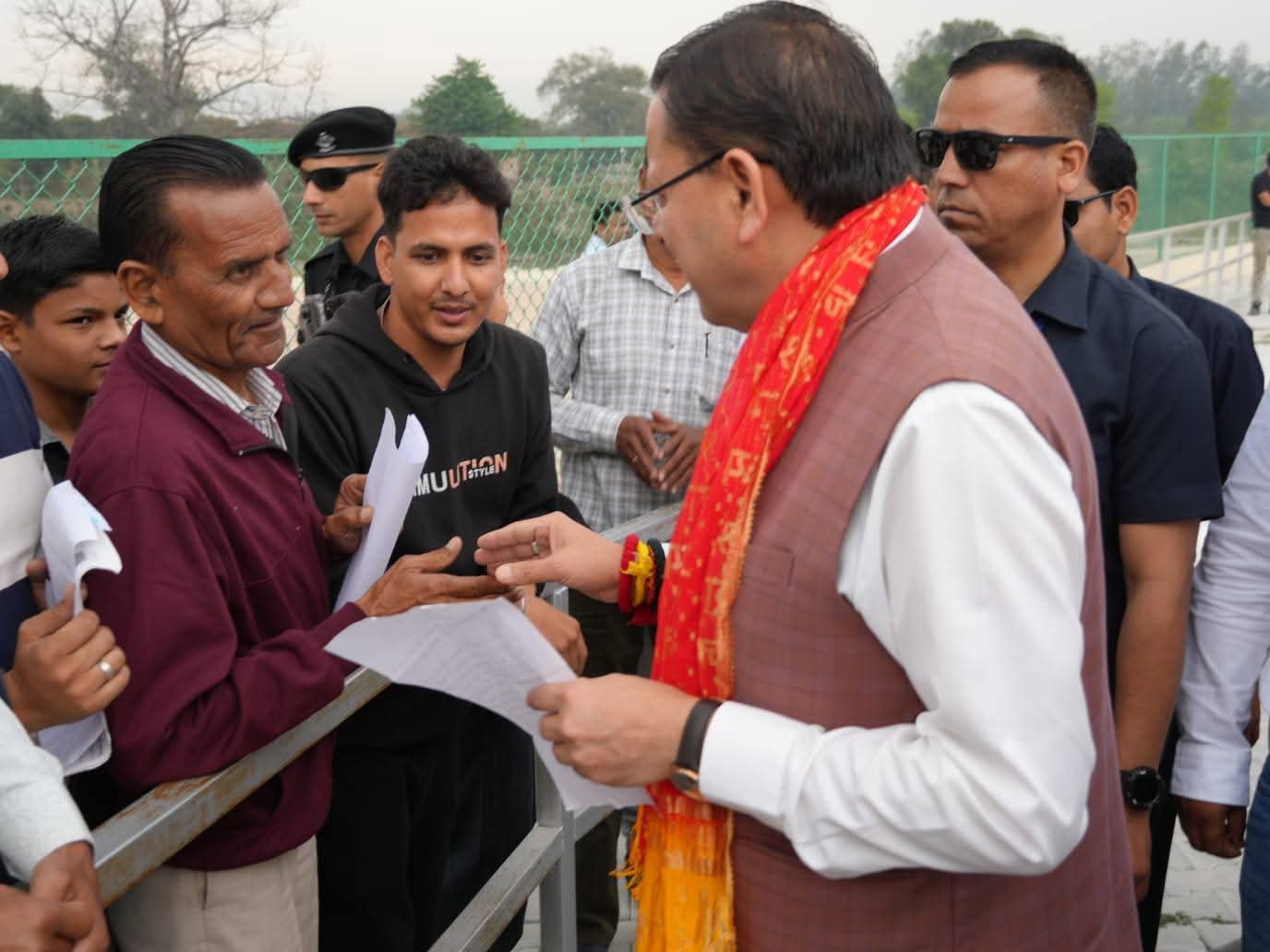 खटीमा में हेलीपैड पर लोगों से मिले सीएम धामी