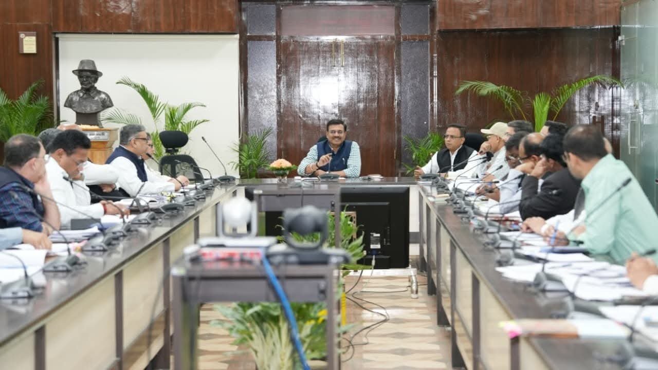 सीएम की घोषणाओं की प्रगति को लेकर मुख्य सचिव ने की समीक्षा बैठक