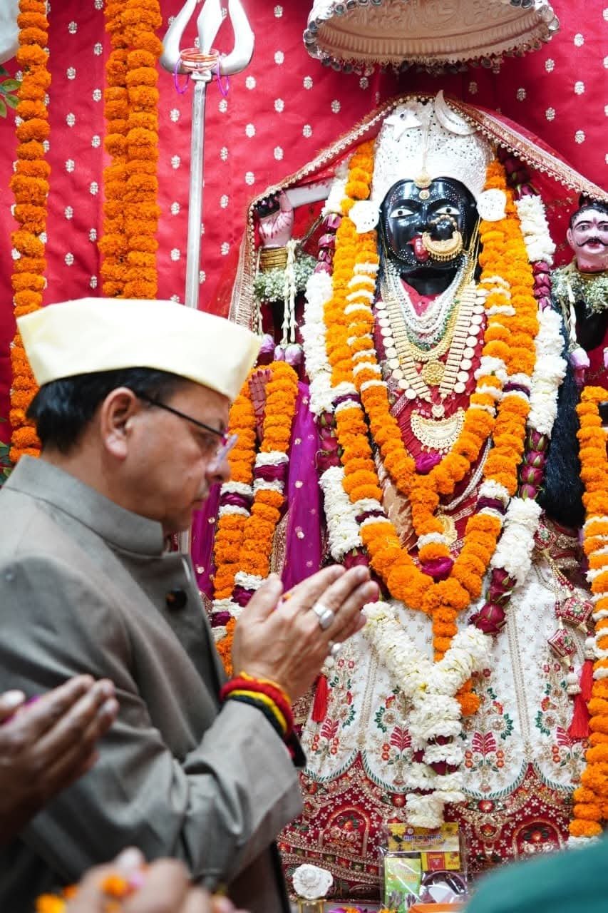 सीएम धामी ने देहरादून में किए कालिका माता मंदिर के दर्शन