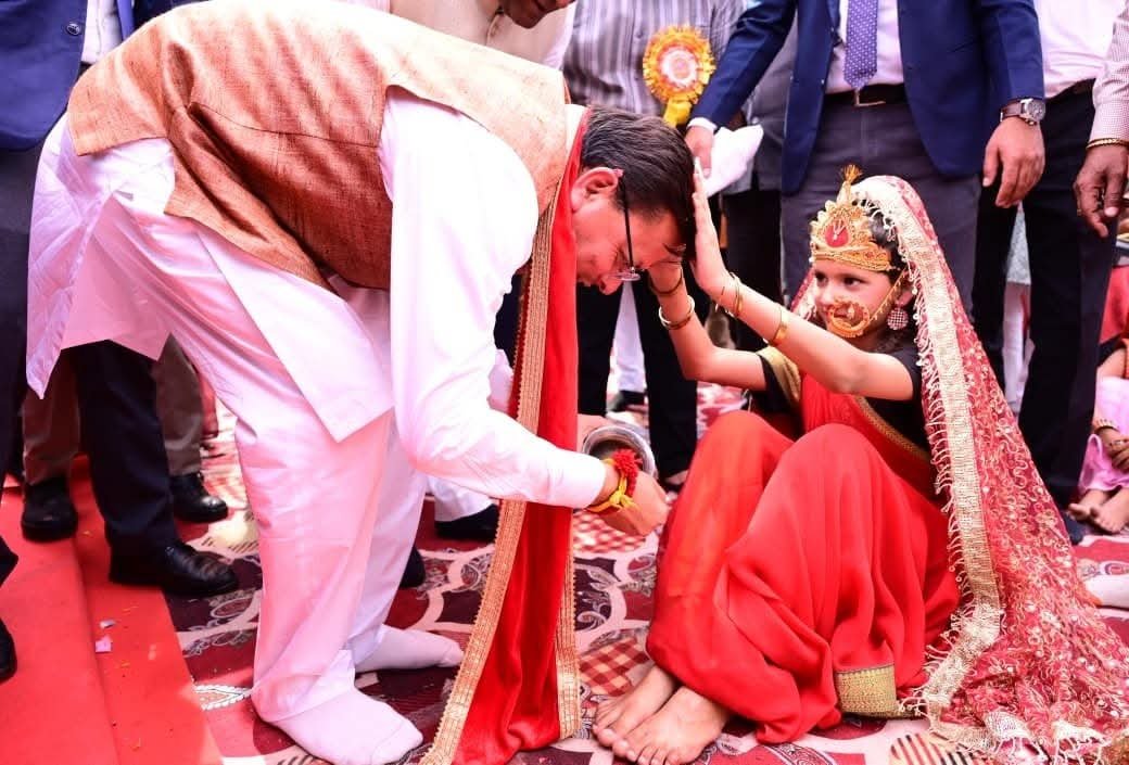 मुख्यमंत्री पुष्कर सिंह धामी ने सामूहिक कन्या पूजन कार्यक्रम में की शिरकत